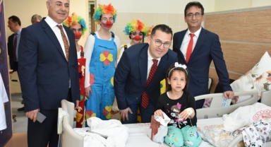 23 Nisan´ı Hastanede Karşılayan Miniklere Sürpriz Ziyaret