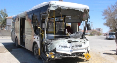 Karaman’da halk otobüsü ile kamyon çarpıştı: 7 yaralı