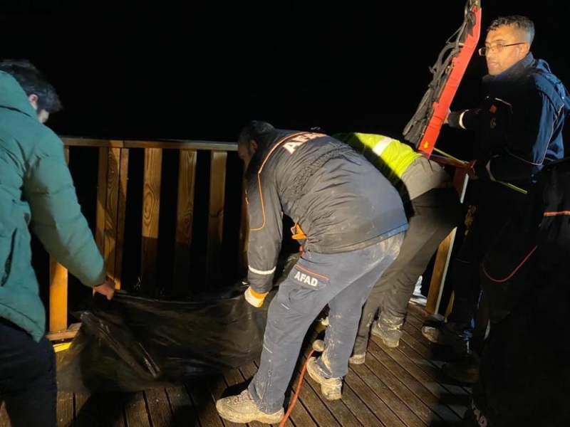 243 metre yükseklikten kendini kayalıklara bıraktı