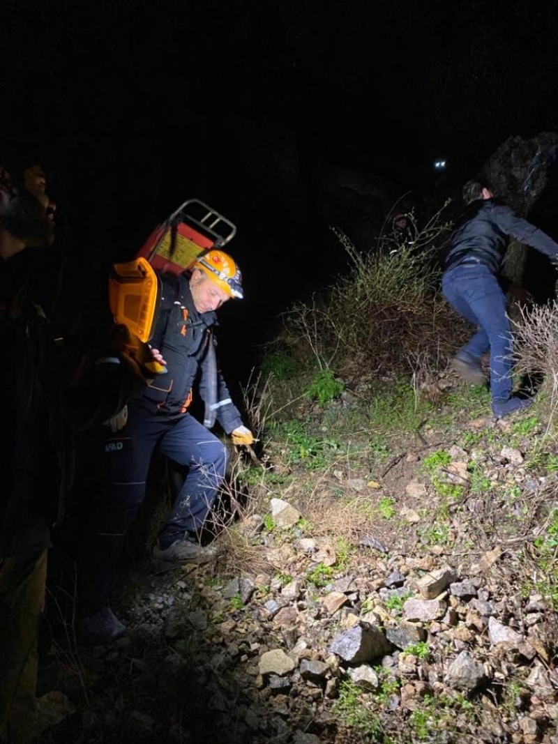 243 metre yükseklikten kendini kayalıklara bıraktı