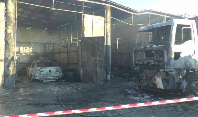 Belediyenin garajında patlama: Makam aracı yandı, çöp toplama aracı hasar gördü