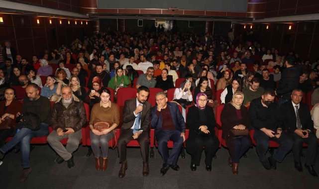 Büyükkılıç; Tiyatro Oyunu İzledi, Sanatseverleri Davet Etti