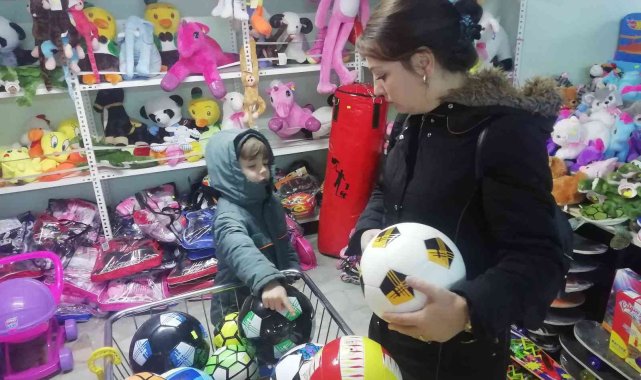 Çocuklarına karne hediyesi almak isteyen aileler oyuncakçıların işlerini arttırdı