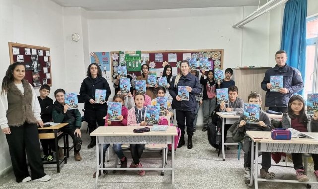 Jandarma ekipleri öğrencilerle çizgi film izledi, dergi hediye etti