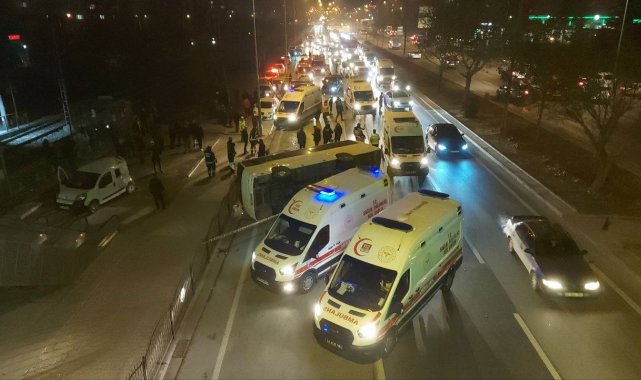 Konya'da otomobilin çarptığı midibüs yan yattı: 10 yaralı