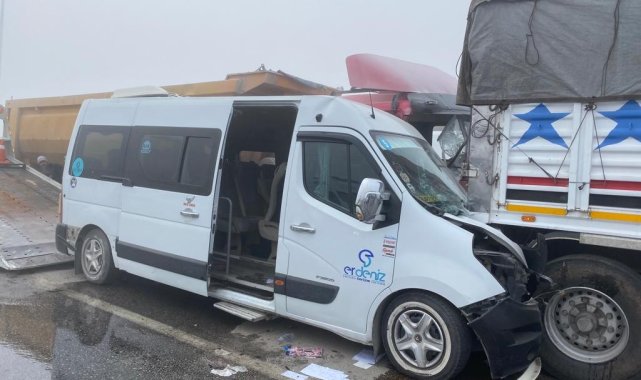 Okul servisi zincirleme kazaya karıştı: 18'i öğrenci 19 yaralı