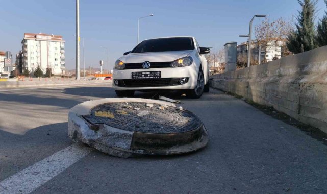 Otomobil refüjdeki rögar kapağına çarptı: 1 yaralı