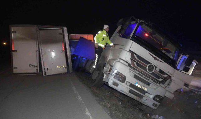 Tekel ve alkol ürünleri taşıyan tır devrildi: Alkollü sürücünün ehliyetine el konuldu
