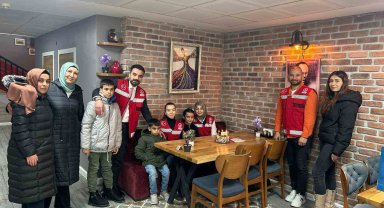 11 yaşındaki depremzede Zeynep'e Kahramankazan'da sürpriz doğum günü yapıldı