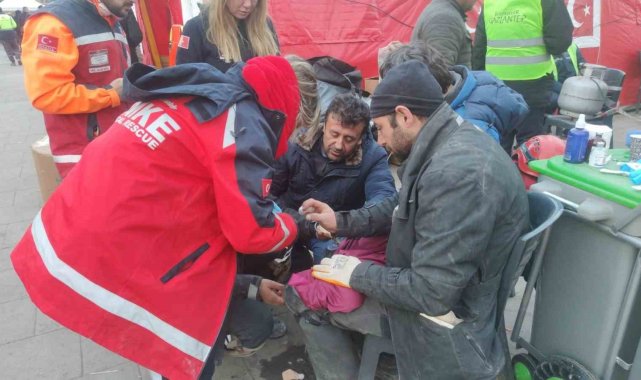 135 saat sonra enkazdan çıkan kedi tedavi altına alındı