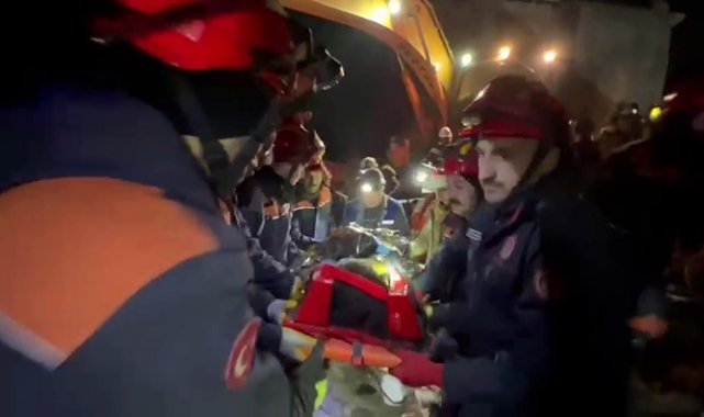 162 saat sonra enkazdan çıktı, "En büyük asker bizim asker" sloganlarıyla teşekkür etti
