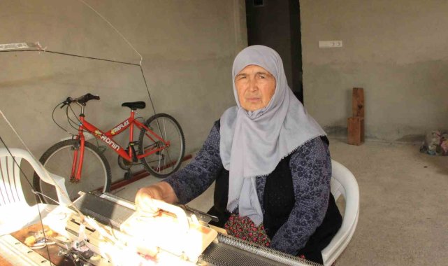 1988 model örgü makinesi ile depremzedelere bere dikiyor