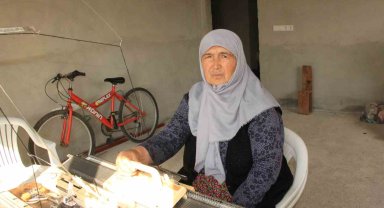 1988 model örgü makinesi ile depremzedelere bere dikiyor
