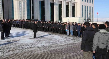 300 polis dualarla yardım için deprem bölgesine gönderildi