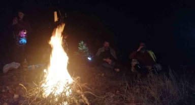 7 kilometrelik gece yürüyüşünde ateş yakarak ısındılar