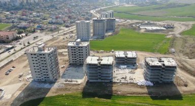 Adana'da yapımı devam eden inşaatlar durduruldu