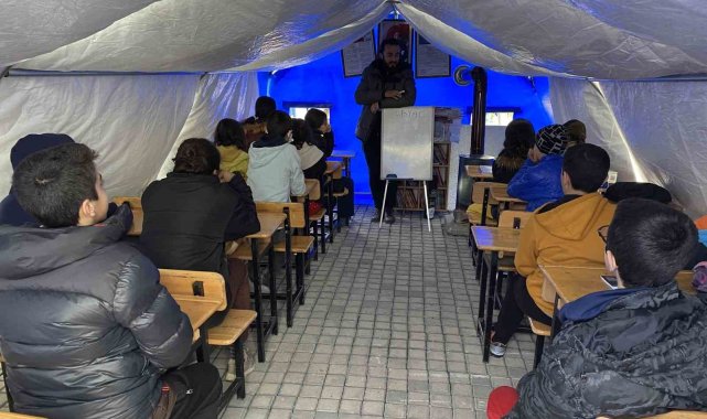 Adıyaman'da çocuklar çadır sınıflarda ders başı yaptı, İstiklal Marşı'nı okudu