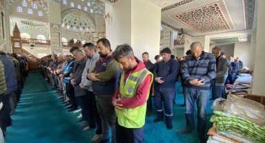 Adıyaman'da hasar görmeyen camilerde cuma namazı kılındı