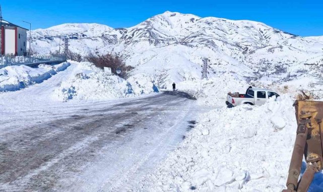 Afet bölgesinde kar ve heyelandan dolayı ulaşılamayan köylerde yol açma çalışması yapılıyor