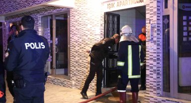 Afyonkarahisar'da bir apartmanda yangın çıktı, 3 kişi dumandan etkilendi