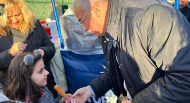 AK Parti Teşkilatından Depremzedelere Tatlı İkramı