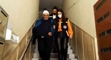 Akdeniz Belediyesi tedavisi süren depremzedeleri hastanelere ulaştırıyor