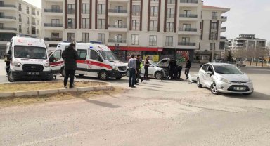 Aksaray'da 2 otomobil çarpıştı: 1 yaralı