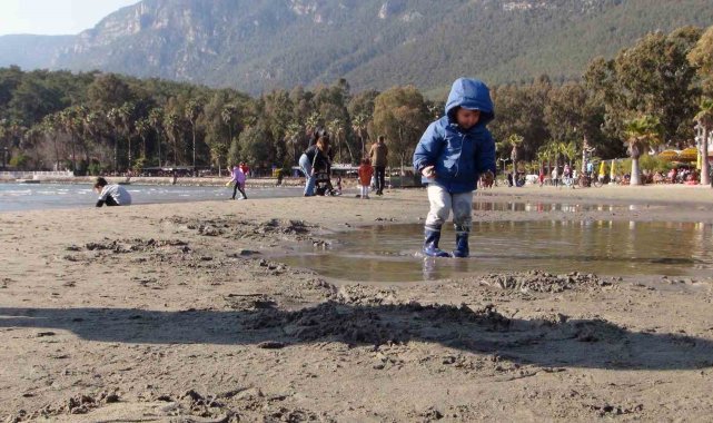 Akyaka'da ürküten deniz suyu çekilmesi 50 metreye ulaştı