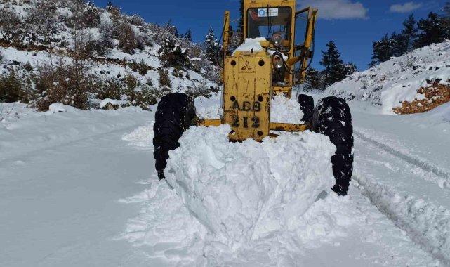 Alanya ve Kaş'ın yüksek kesimlerinde kar ve heyelanla mücadele