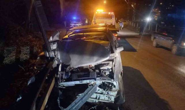 Alkollü sürücü bariyerlere çarptı: 1'i ağır 3 yaralı