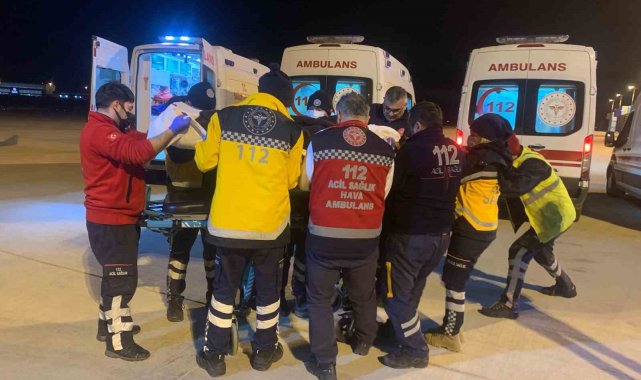 Ambulans uçak yaralı afetzedeler için Türkiye semalarında