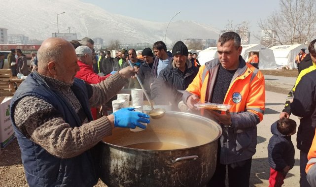 Anne, baba ve 2 çocuğunu kaybetti, depremzedelere yardıma koştu