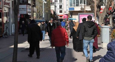 Artan hava sıcaklığını fırsat bilen vatandaşlar adeta sokaklara döküldü