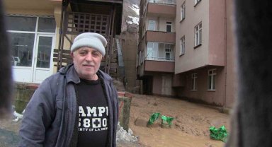 Artvin'in Borçka ilçesinde heyelan riski nedeniyle bazı evler boşaltıldı