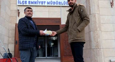 ATM önünde bulduğu 22 bin TL'yi sahibine teslim etti