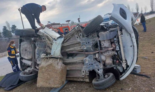 Aydınlatma direği otomobili kemer gibi sararak sıkıştırdı