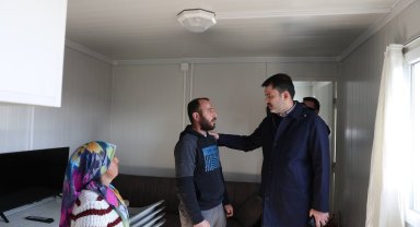 Bakan Kurum, konteyner kentte yaşayan depremzedeleri ziyaret etti