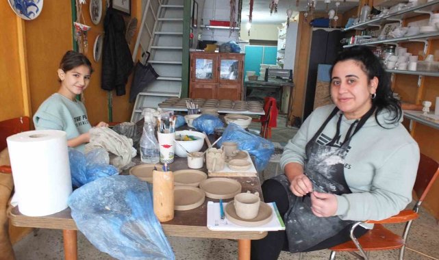 Balıkesir'de Elif Şahin, öğrencilere çini yapımını öğretiyor