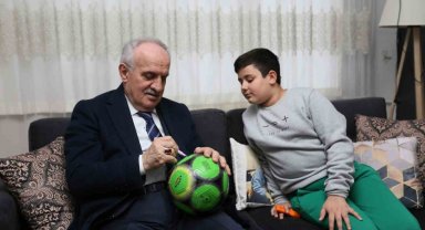 Başkan Aygün, depremzede çocuklara oyuncak hediye etti