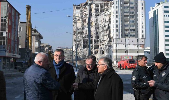 Başkan Büyükkılıç, ağır hasarlı binadaki yıkım çalışmalarını inceledi