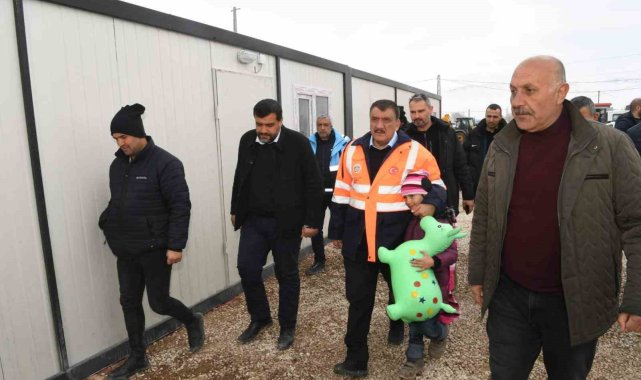 Başkan Gürkan, Doğanşehir'de depremzedeleri ziyaret etti