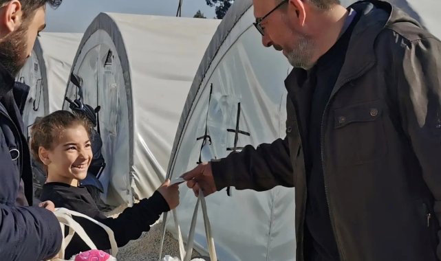 Başkan Mustafa Önsay, depremzede çocuklara oyuncak dağıttı