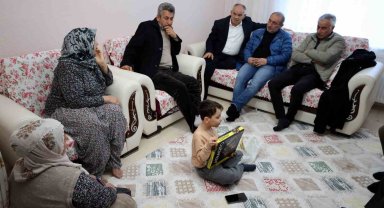 Başkan Öztürk depremzede aileleri ziyaret etti
