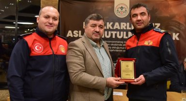 Başkan Şenlikoğlu, deprem afetinde görev yapan personellerine teşekkür plaketi verdi