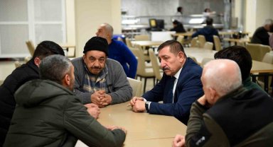 Başkan Vidinlioğlu ve eşi, depremzede aileleri yalnız bırakmıyor
