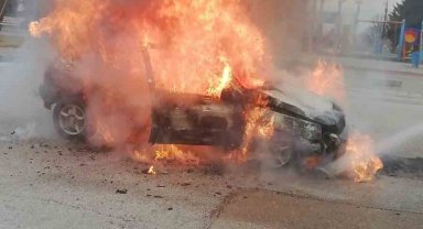 Başkentte seyir halindeki otomobil alev alev yandı