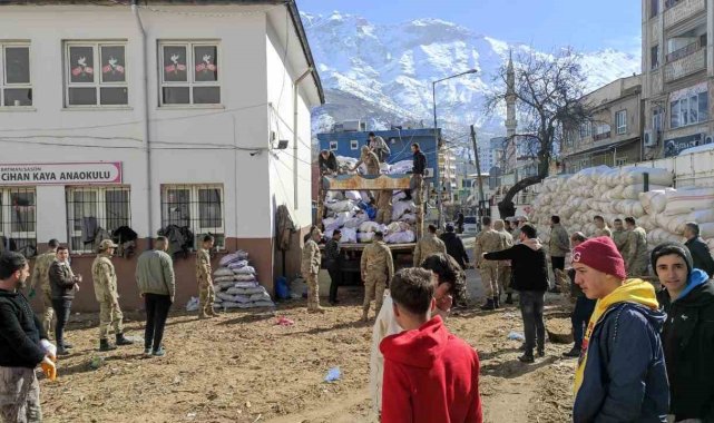 Batman'da 7'den 70'e herkes deprem bölgesine odun göndermek için adeta seferber oldu