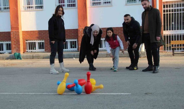 Batmanlı gönüllü öğretmenler Adıyaman'da depremzede çocuklara oyuncak dağıttı
