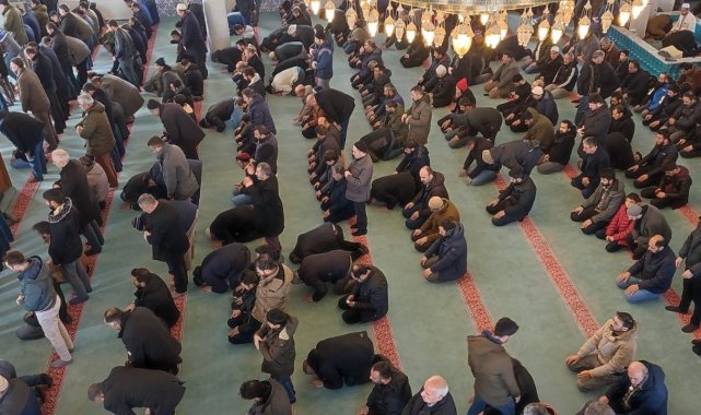 Bayburt'ta depremde hayatını kaybedenler için gıyabi cenaze namazı kılındı