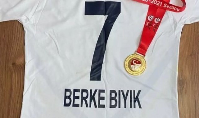 Berke Bıyık, depremzedelere yardım için formasını 18 bin TL'ye sattı